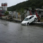 Forti piogge bloccano Istanbul, provocando allagamenti e tre vittime. Chiudi Istanbul.
