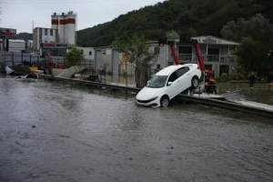 Forti piogge bloccano Istanbul, provocando allagamenti e tre vittime. Chiudi Istanbul.