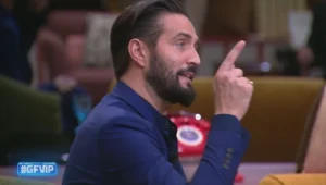 Alex Belli attacca Varsi e Roncaccia: «Dormono e prendono il sole al GF Vip 2026»