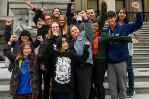 Indigeni in Canada pronti per processo climatico: giovani del Nord monitorano situazione ambientale.