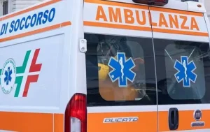 Albero crolla su un’auto in marcia a Jesolo, muore un militare di 46 anni