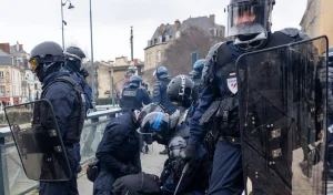 Sparatoria a ovest di Parigi, almeno 1 morto e 4 feriti. Si indaga sull’aggravante razziale, Lecornu “Fatti gravissimi”