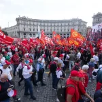 Cgil in piazza a Roma, l’annuncio di Landini: “Il 20 novembre sciopero generale”