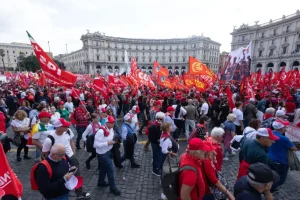 Cgil in piazza a Roma, l’annuncio di Landini: “Il 20 novembre sciopero generale”