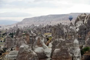 Turchia, crolla un “camino delle fate” in Cappadocia: due morti