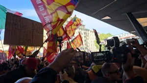 Corteo per lo sciopero generale a Napoli, momenti di tensione tra manifestanti e Polizia / Video
