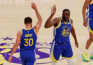 LeBron trascina i Sixers, Curry rimonta da -25 e batte Doncic: il recap della notte Nba