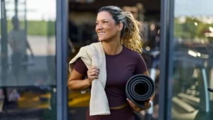 I benefici della posa yoga che sostituisce 100 sit-up dopo 2 settimane di pratica.