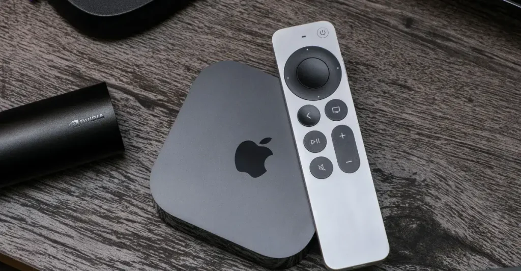Il nuovo Apple TV: microfono incorporato e telecomando con altoparlante.