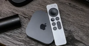 Il nuovo Apple TV: microfono incorporato e telecomando con altoparlante.
