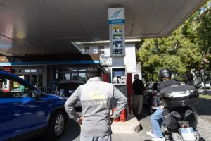 Prezzi medi carburanti in Italia continuano a scendere nel weekend