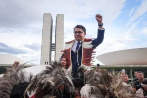Rischio per ministero degli Indigeni se Flávio Bolsonaro vince elezioni in Brasile: impatto senza precedenti.