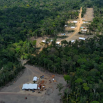 Difficoltà per il Suriname nell’espellere i coloni illegali dall’Amazzonia: incertezza e preoccupazione crescono.