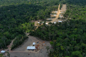 Difficoltà per il Suriname nell’espellere i coloni illegali dall’Amazzonia: incertezza e preoccupazione crescono.