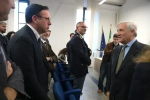 Tajani in visita alle forze dell’ordine a Milano: “Cercheremo di essere sempre più al vostro fianco”. Anche Salvini incontra militari e agenti a piazza Duomo