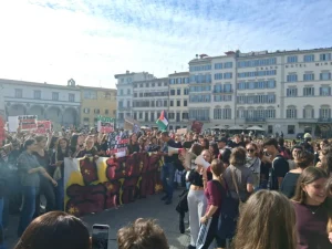 Studenti in piazza a Firenze contro i tagli all’istruzione e il dl Valditara