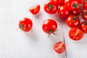 Focolai di Salmonella nei pomodorini siciliani colpiscono mense scolastiche pugliesi e altre regioni italiane.