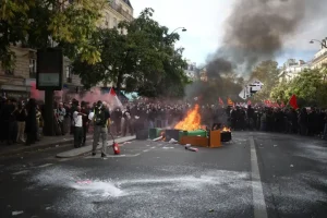 Protesta degli studenti in Francia, scontri a Parigi. Lecornu “Violenza inaccettabile”