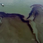 Allarmante inquinamento da petrolio negli oceani rivelato dai dati satellitari. Mappa illustra l’estensione del problema.