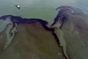 Allarmante inquinamento da petrolio negli oceani rivelato dai dati satellitari. Mappa illustra l’estensione del problema.