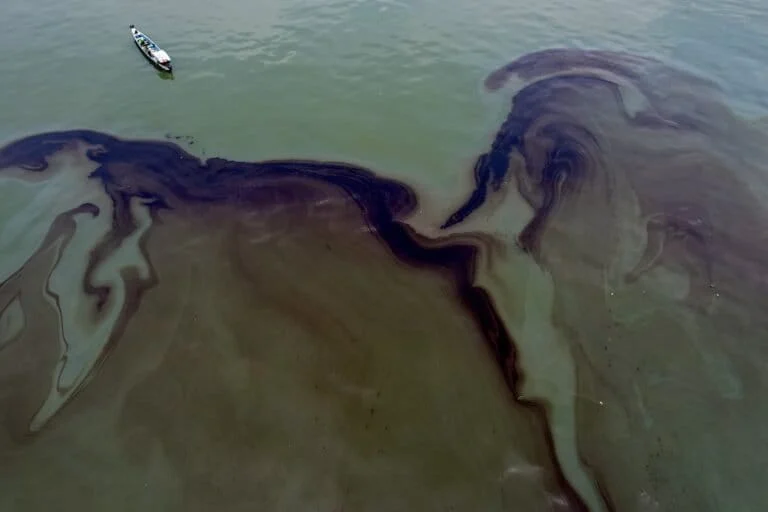 Allarmante inquinamento da petrolio negli oceani rivelato dai dati satellitari. Mappa illustra l’estensione del problema.
