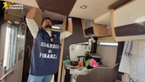 Droga per oltre 5 milioni nascosta in un caravan, 3 arresti nel Varesotto / Video
