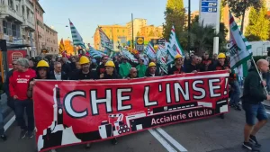 Sciopero di 24 ore in tutti gli stabilimenti ex Ilva, lavoratori di Genova in corteo: “Serve un piano B”