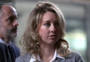 Sulla scrivania di Elizabeth Holmes: dettagli su sito stranamente dettagliato.