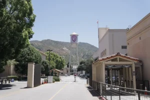 La vendita di Warner Bros. Discovery: cosa sapere sul cambiamento del panorama mediatico.