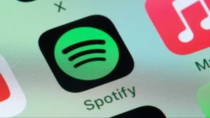 Gli utenti di Spotify su iOS 27 possono chiedere a Siri di riprodurre musica senza aggiungere ‘su Spotify’.