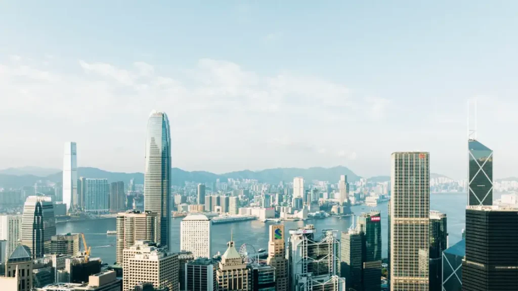 Regole non scritte per visitare Hong Kong: comportamento, trasporti e rispetto per l’ambiente.