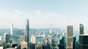 Regole non scritte per visitare Hong Kong: comportamento, trasporti e rispetto per l’ambiente.