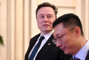 Elon Musk intensifica attacco su Ambani per ritardo lancio Starlink India: nuova polemica.