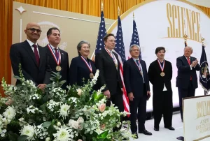 Donald Trump premia donatori Big Tech con i più alti premi scientifici nazionali.