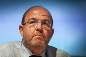 Riscrivi e ottimizza per Google Discover questo Gramellini e la maestra che strappò la pagina sulle mamme: “Per proteggermi, la tolse dai sussidiari di tutta la classe” usando massimo 15 parole e senza dare suggerimenti ma scrivendo tu il titolo migliore possibile. NON USARE MAI TAG HTML