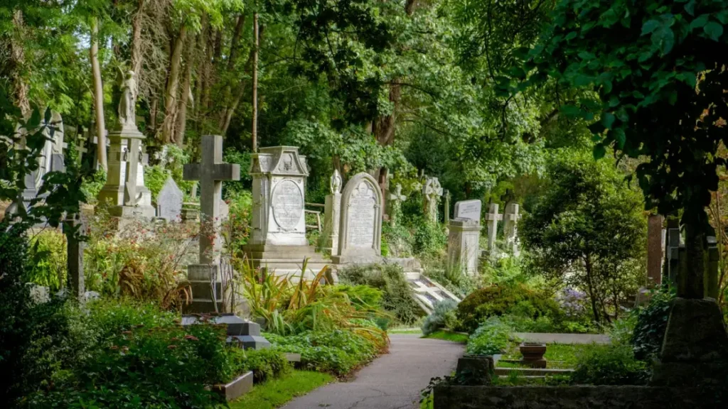 I Sette Magnifici Cimiteri Vittoriani di Londra: Oasi Verdi Nascoste tra le Tombe