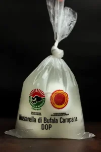 Protesta autotrasportatori blocca produzione Mozzarella di Bufala Campana Dop: conseguenze gravi per settore lattiero-caseario