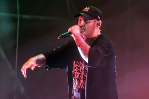 Fabri Fibra celebra 50 anni dominando le classifiche musicali italiane