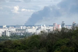 Ucraina, raid russi colpiscono il ponte Nord di Kiev durante la visita di Merz