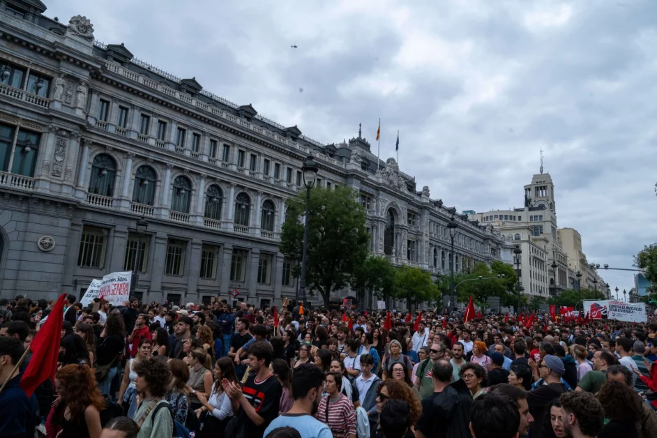 Spagna, decine di migliaia di persone in piazza per protestare contro la crisi abitativa