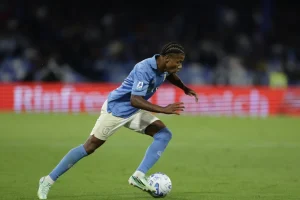Napoli, si ferma David Neres: lesione di basso grado alla coscia destra