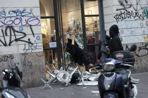 Nuovi momenti di tensione in centro a Milano, assaltati alcuni negozi. Meloni convoca riunione sull’ordine pubblico