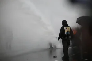 Francia, in 110mila in piazza a Parigi: cannoni ad acqua e lacrimogeni a Porte de Vincennes