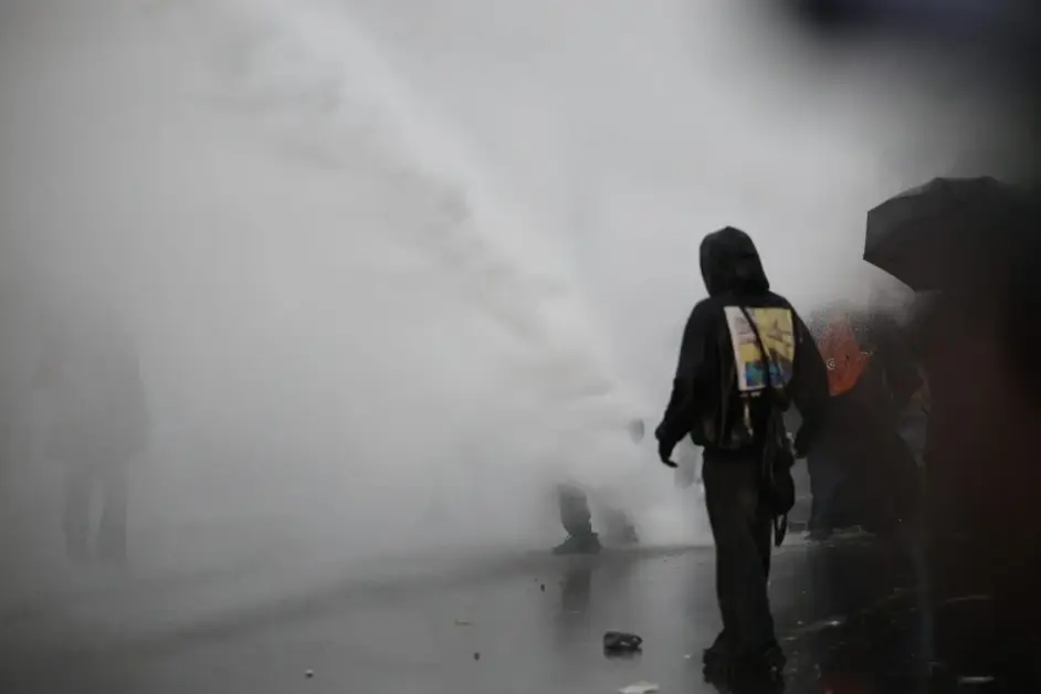 Francia, in 110mila in piazza a Parigi: cannoni ad acqua e lacrimogeni a Porte de Vincennes