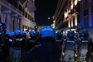 Manifestazioni in tutta Italia, 9 arresti e 87 denunce: scontri e feriti, a Roma forzati gli ingressi del Colosseo / Foto e Video