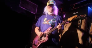 J Mascis non ha niente da fare: il chitarrista di Dinosaur Jr. si gode il tempo libero.