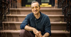 Il fascino di Jad Abumrad per il coltello a farfalla e il cuscino morbido: scopri i dettagli!