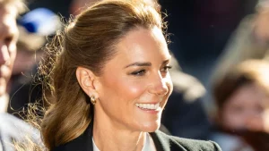 Kate Middleton indossa una gonna scozzese midi che abbraccia il trend autunnale del patrimonio.
