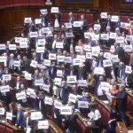 La riforma elettorale è legge, Meloni: “Garantiamo rappresentanza e stabilità”. L’opposizione protesta in aula