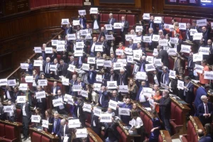 La riforma elettorale è legge, Meloni: “Garantiamo rappresentanza e stabilità”. L’opposizione protesta in aula